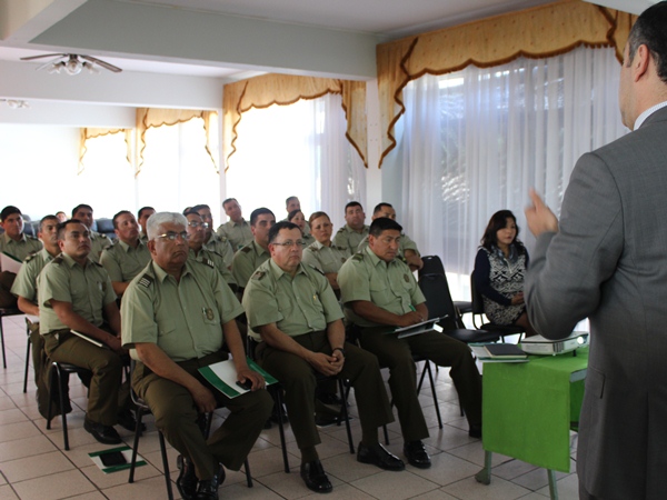Sergio Zenteno expuso sobre defensa penal ind&iacute;gena en el seminario de Carabineros.
