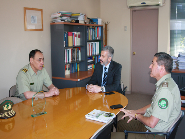 El Defensor Regional, Ra&uacute;l Palma, durante su reuni&oacute;n con el nuevo jefe de la III Zona de Carabineros, general Mauro Victtoriano.