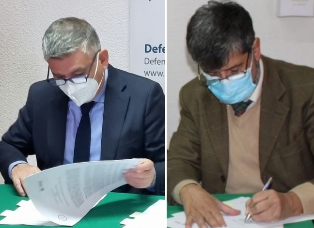 El Defensor Regional de &Ntilde;uble, Marco Montero, y el director de la Corporaci&oacute;n de Asistencia Judicial, Julio Diaz de Arcaya, en la firma del convenio.