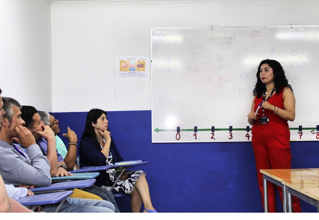 En una de las salas de clases se reunieron los internos con la defensora penitenciaria Javiera Mellado y la trabajadora social Angela Morales 