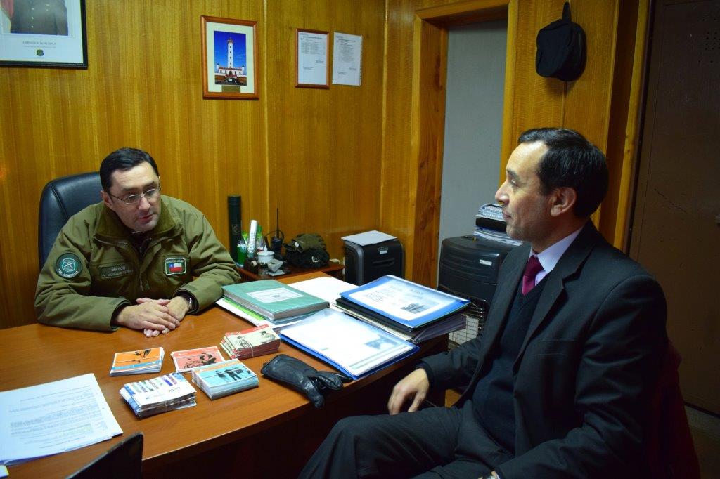 El comisario de Carabineros de Coyhaique recibi&oacute; el material informativo.