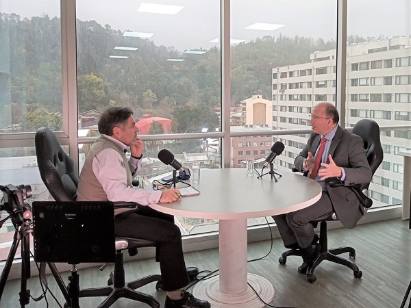 El defensor regional del Biob&iacute;o, Osvaldo Pizarro durante la entrevista con el periodista Hugo Varela emitida en todas las plataformas de Sabes.cl 