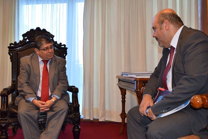 El presidente de la Corte de Talca, Carlos Carrillo, y el Defensor Regional, Jos&eacute; Luis Craig, durante la reuni&oacute;n entre ambos.