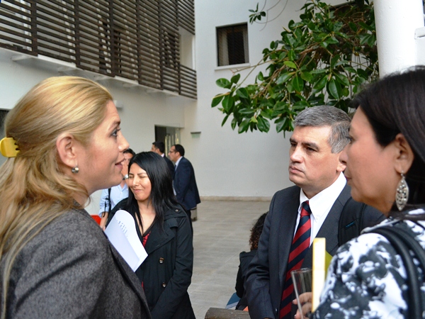 Jhazibe Valencia (izquierda) conversa con el Defensor Regional de Tarapac&aacute; y la Seremi de Justicia, Lorena de Ferrari.
