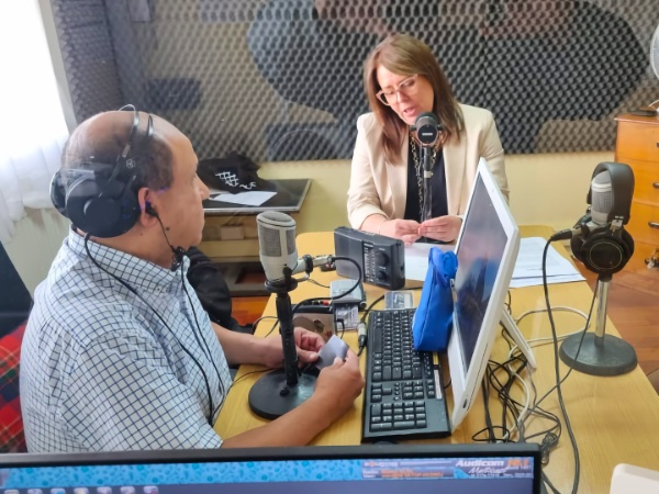 La Defensora lleg&oacute; hasta los estudios de "La Voz de la Costa"
