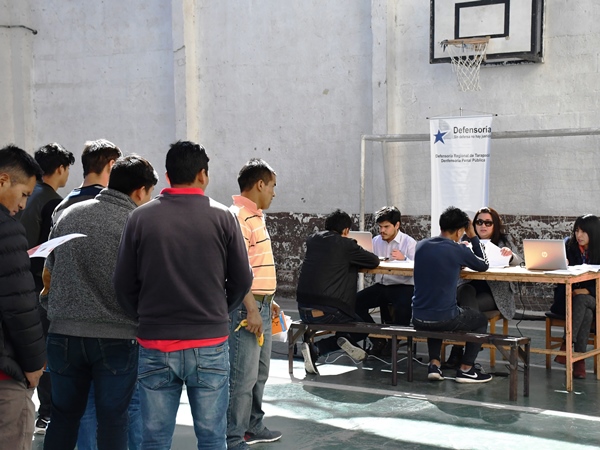 Los defensores atendieron en m&oacute;dulos habilitados en el patio de visitas del recinto penal. 