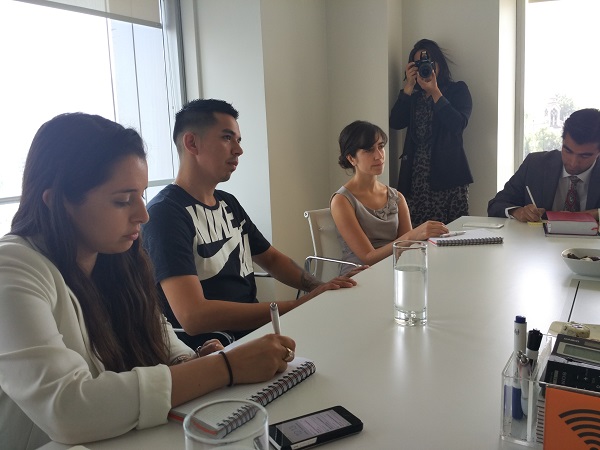 Basti&aacute;n Campos firmando el acuerdo de trabajo con el que ser&aacute; representado por los abogados de Pro Bono. 