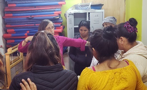 La tallerista Mar&iacute;a Soledad Toro se reuni&oacute; con las mujeres ind&iacute;genas del CDP de Calama para guiarlas en t&eacute;cnicas de telar.
