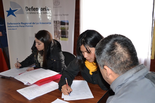 Las defensoras penitenciarias Catalina Salvo y Natividad Llanquileo atendiendo a los internos del CET de Vilc&uacute;n.
