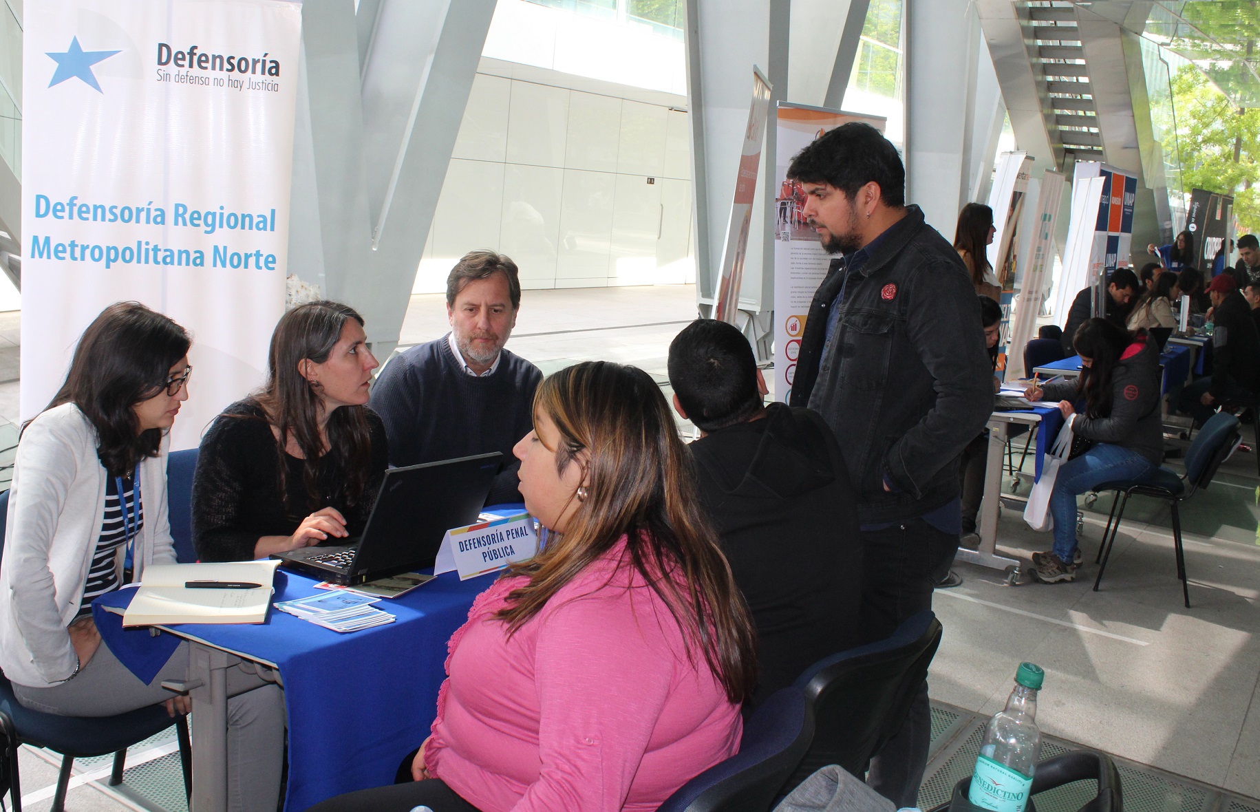 Diversas consultas respondieron los profesionales de la DRMN y DRMS al p&uacute;blico que asisti&oacute; a la feria en la Universidad de Chile.