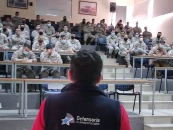 El Defensor Regional de Tarapac&aacute; exponiendo en el auditorio de la Escuela de Caballer&iacute;a Blindada, en Iquique.