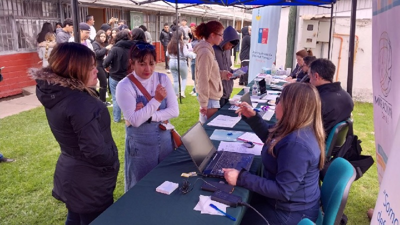 Decenas de personas se acercaron a los m&oacute;dulos de los servicios pidiendo informaci&oacute;n.