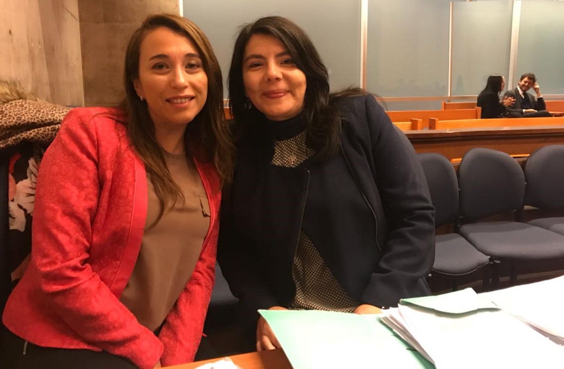 Las defensoras p&uacute;blicas Claudia Poblete y B&aacute;rbara Antivero tras la absoluci&oacute;n de sus tres defendidos en este caso, en que hubo nueve condenados.