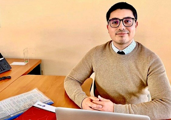 El alumno en pr&aacute;ctica Nelson Barria en su escritorio de la Defensor&iacute;a Regional de Atacama.