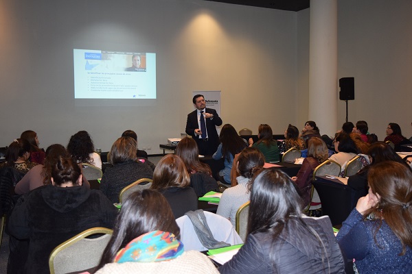 El abogado Rodrigo Jaque present&oacute; el "Proyecto Inocentes" ante profesionales de la educaci&oacute;n.