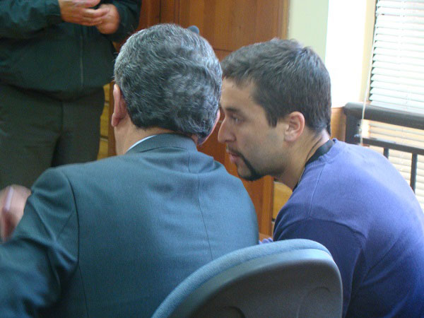 Emilio Berkhoff junto a Jaime Pacheco, su defensor penal p&uacute;blico, durante la audiencia de hoy.