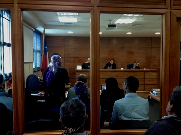 Al concluir el extenso juicio oral, la machi Millaray Huichalaf reafirm&oacute; las reivindicaciones del pueblo mapuche sobre el territorio.