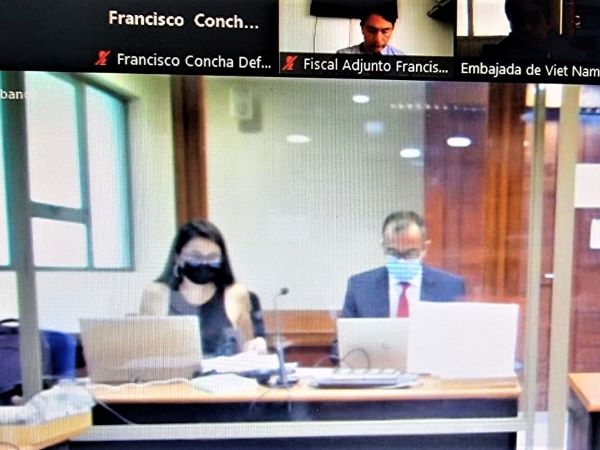 Los defensores p&uacute;blicos Ginger Riffo y Sergio Zenteno durante la audiencia.