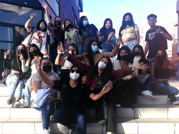 Tras la charla, las y los estudiantes junto a la trabajadora social Mar&iacute;a Alejandra Ramos (de negro) y la defensora p&uacute;blica Mar&iacute;a Francisca Sep&uacute;lveda.
