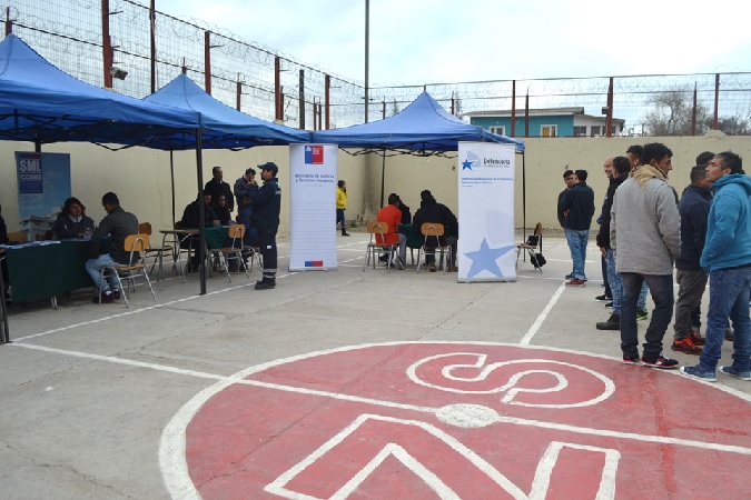 Siete m&oacute;dulos con servicios del sector justicia atendieron a los internos del CDP de Illapel