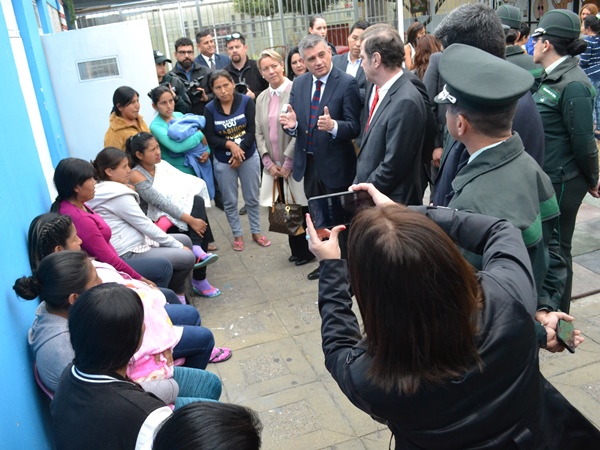 El Defensor Regional, Marco Montero, durante la conversaci&oacute;n con el ministro  Hern&aacute;n Larra&iacute;n y las internas del penal de Iquique.