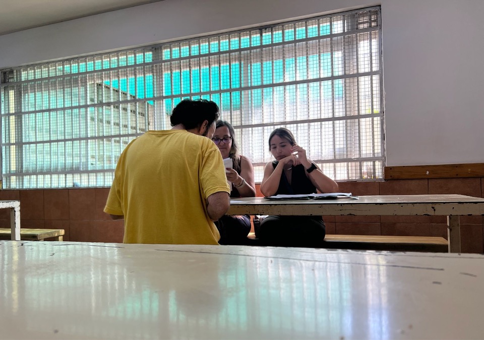 La defensora local jefe de Lo Prado, Alejandra Lobos, y la defensora penal p&uacute;blica Sof&iacute;a Guzm&aacute;n dialogan con un interno en el centro psiqui&aacute;trico.