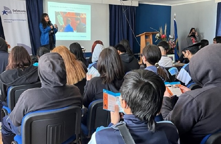 La defensora juvenil de Calama, Ledy Liquitay, dialog&oacute; con m&aacute;s de 120 estudiantes sobre la Ley de Responsabilidad Penal Adolescente (LRPA).
