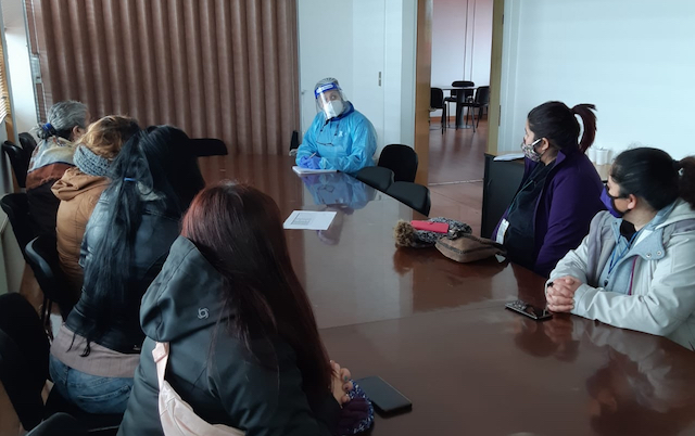 Tras conversar con el monitor del m&oacute;dulo, Mar&iacute;a Soledad Llorente convers&oacute; con los familiares de los internos.