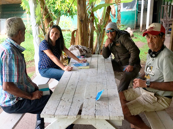 La defensora p&uacute;blica de Isla de Pascua, Yessica Aguilera, junto a tres de los internos con los que convers&oacute;.