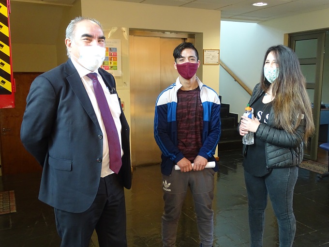  El defensor p&uacute;blico Juan Carlos Rebolledo, el joven y su hermana, que lo fue a buscar a la Defensor&iacute;a una vez que recuper&oacute; su libertad. 