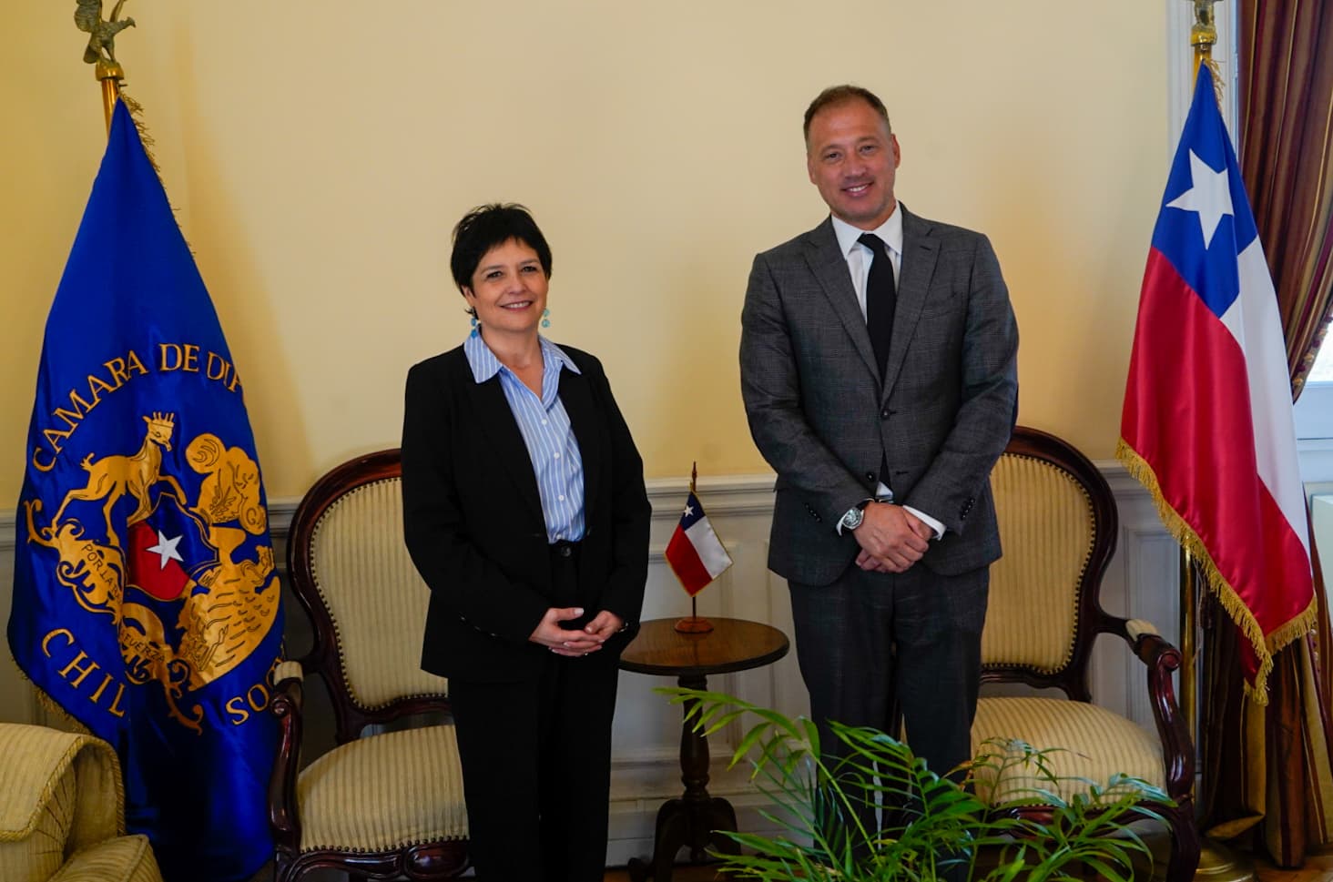 Ver&oacute;nica Encina Vera visit&oacute; al presidente de la C&aacute;mara en el edificio del exCongreso Nacional, en Santiago.