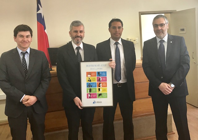 El Defensor Regional, Ra&uacute;l Palma Olivares, entreg&oacute; el afiche de difusi&oacute;n de los derechos de los imputados.