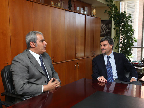 El Defensor Nacional, Andr&eacute;s Mahnke (derecha), durante la visita que realiz&oacute; hoy al Fiscal Nacional, Sabas Chahu&aacute;n.