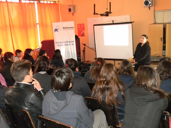 Francisca Heresi, defensora penal juvenil, inform&oacute; a los j&oacute;venes del liceo de Maip&uacute; sobre sus derechos.