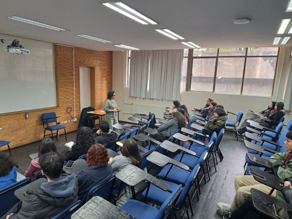 Un positivo di&aacute;logo se desarroll&oacute; durante esta charla con estudiantes de la UCT.
