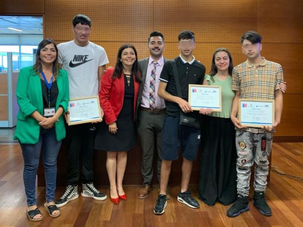 El equipo del Tribunal de Tratamiento de Drogas (TTD) de adolescentes junto con los egresados.