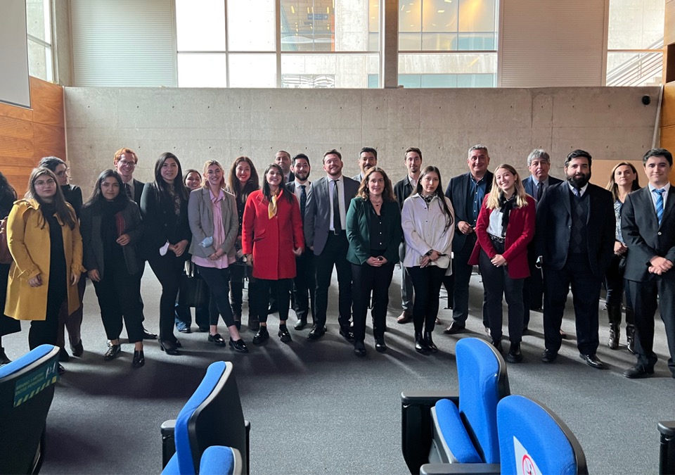 La Defensora Regional junto a las y los egresados de derecho y otros profesionales de la DRMN.