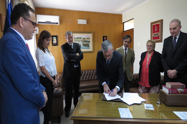 El Defensor Regional de Atacama, Ra&uacute;l Palma, firma el convenio que facilitar&aacute; la comparecencia ante la Corte de Apelaciones.