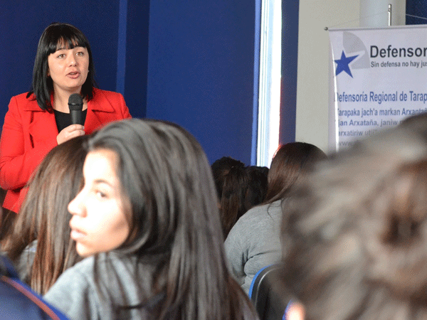 La defensora juvenil Natalia Andrade, expuso ante cincuenta alumnos.
