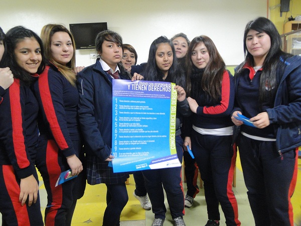 Las alumnas se interesaron por el derecho a guardar silencio