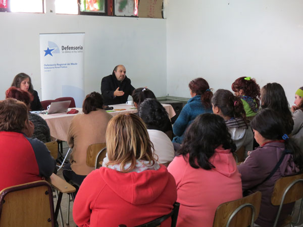 El Defensor Regional y la jefa de Estudios de la DPP en la Regi&oacute;n del Maule durante el di&aacute;logo participativo en el CPF de Talca.