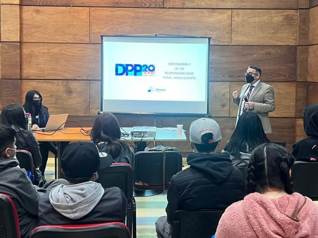 Los estudiantes de los dos establecimientos educacionales participaron activamente en la charla.
