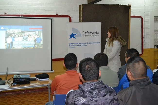 Durante toda una ma&ntilde;ana la asistente social Fabiola Urrutia convers&oacute; con imputados del CCP de Pitrufqu&eacute;n.