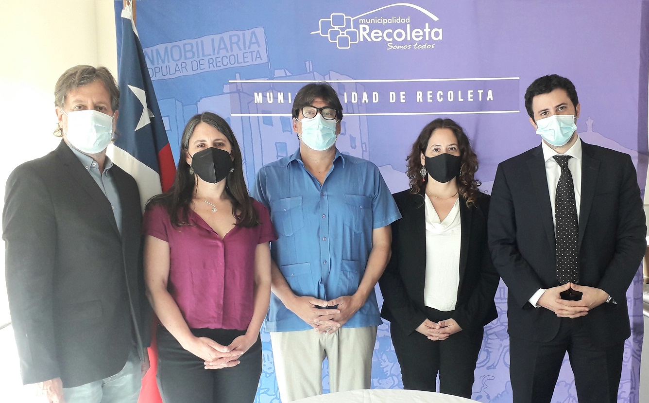 La Defensora Regional Daniela B&aacute;ez suscribi&oacute; el convenio de colaboraci&oacute;n con el alcalde de Recoleta, Daniel Jadue.