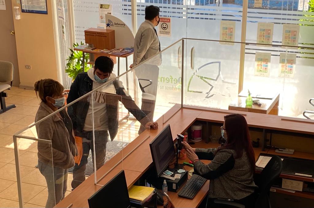 La asistente Paula Neyra, de la Defensor&iacute;a Local de Copiap&oacute;, trabajando en horario de atenci&oacute;n de p&uacute;blico.