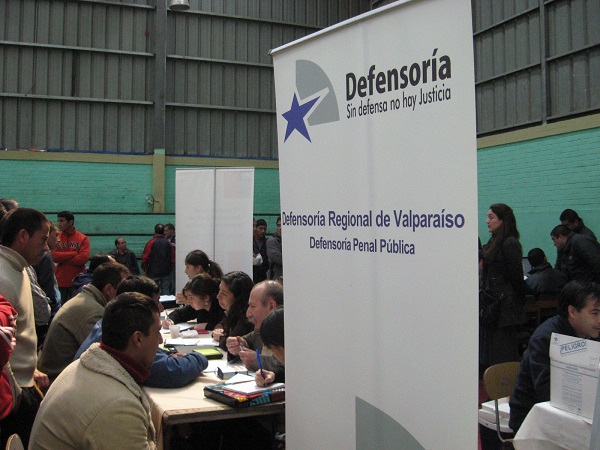 En el gimnasio de la c&aacute;rcel de Valpara&iacute;so, los internos expusieron sus casos y resolvieron sus dudas.