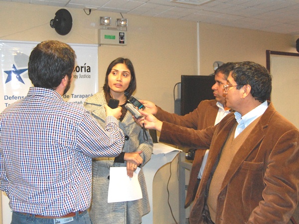 La defensora Carolina Arancibia enfrentando un ejercicio de acoso period&iacute;stico.