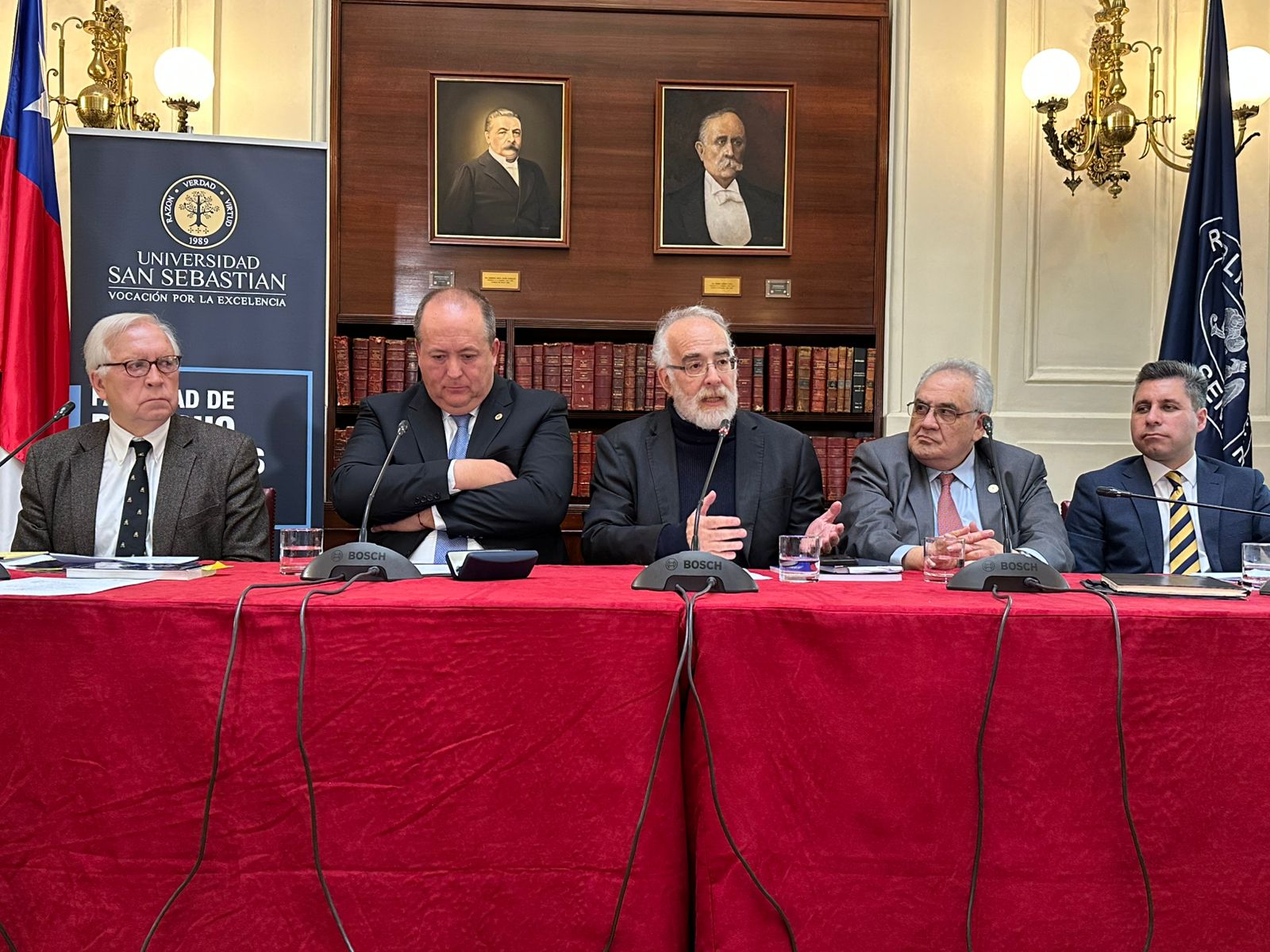 Leonardo Moreno (tercero de izquierda a derecha) durante su exposici&oacute;n en el seminario.