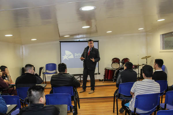 Unos 40 internos del CDP de Castro participaron en el encuentro con el defensor local jefe, Luis Mora.