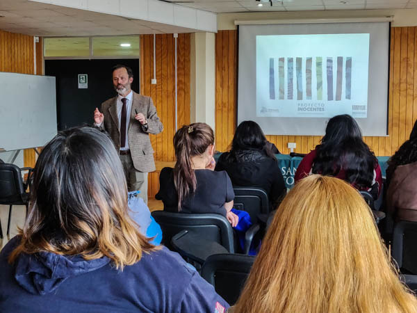 Los alumnos de derecho conversaron con el abogado Germ&aacute;n Echeverr&iacute;a.